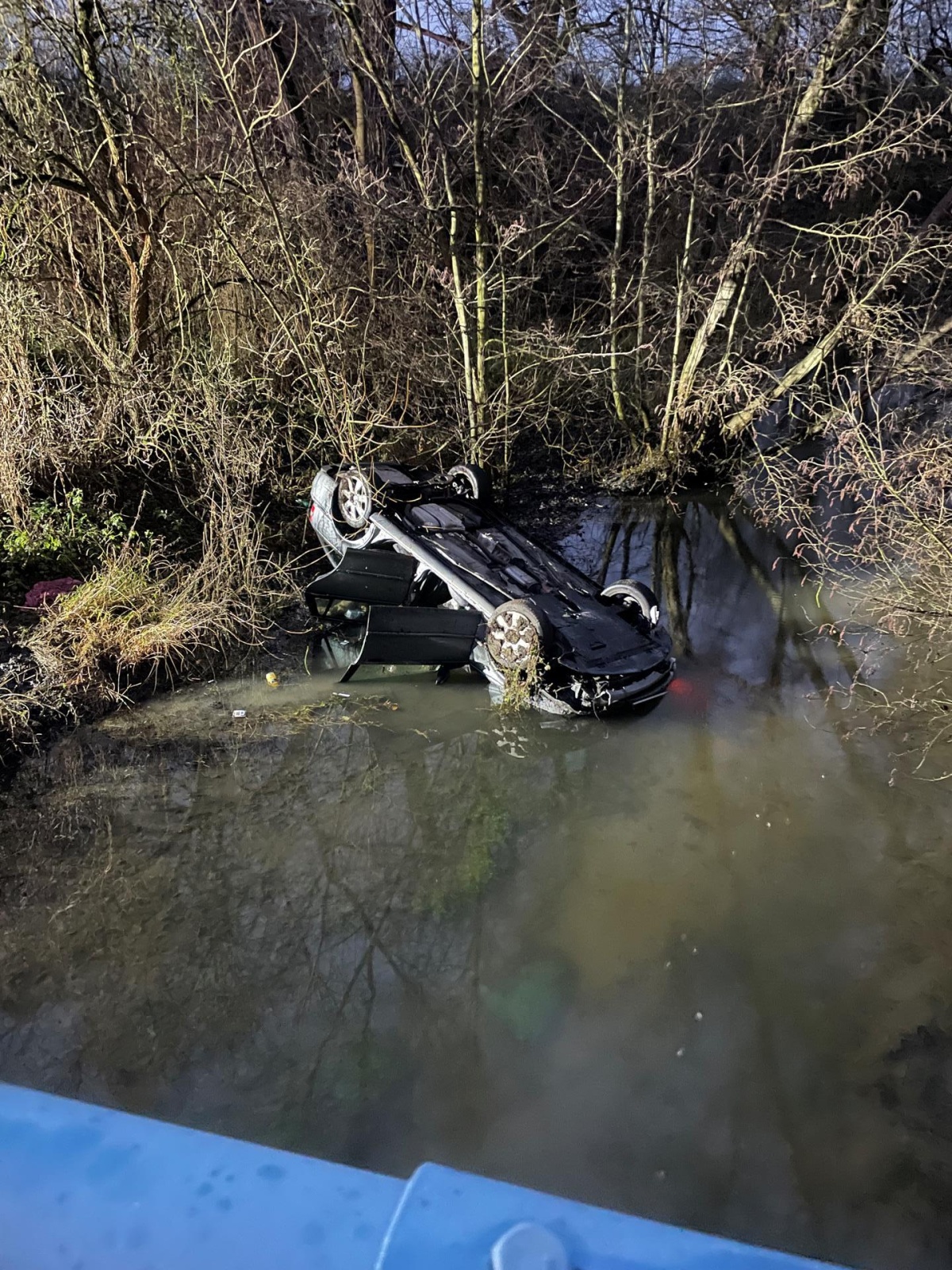 081224-Havárie osobního automobilu u mostu přes Košátecký potok na severním okraji Všetat v okrese Mělník.jpg
