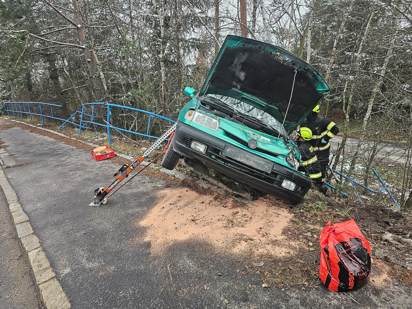 121224-Stabilizace vozidla proti dalšímu posunu po dopravní nehodě u vlakového nádraží v Novém Strašecí na Rakovnicku.jpg