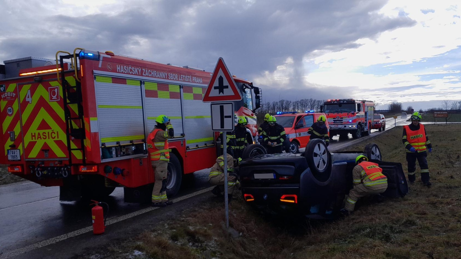 070125-Spolupráce s podnikovou jednotkou Letiště Václava Havla Praha u nehody elektromobilu mezi obcemi Dobrovíz a Kněževes.jpg