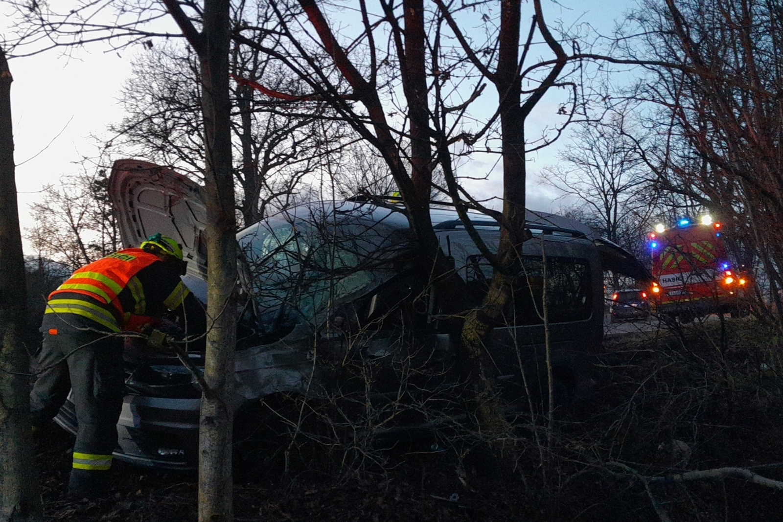 100125-Havárie osobního automobilu v Karlštejnské ulici na vjezdu do obce Lety v okrese Praha-západ.jpg