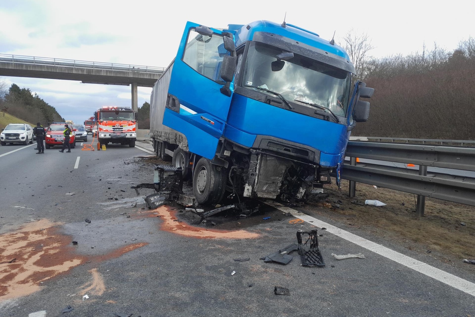 110125-Kamion nabouraný do středových svodidel na 36. kilometru dálnice D5 na Berounsku ve směru z Prahy do Rozvadova.jpg