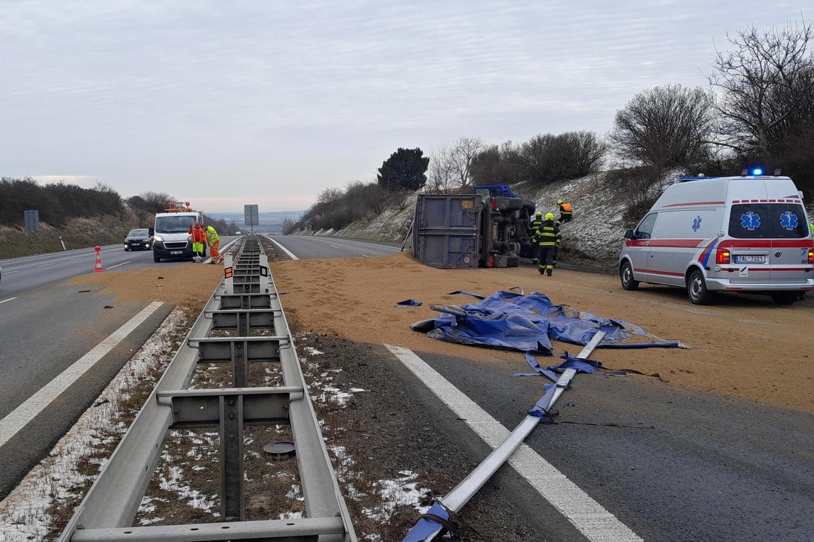140125-Převrácený kamion s vysypaným nákladem na 14. kilometru dálnice D7 u Knovíze na Kladensku ve směru do Prahy.jpg