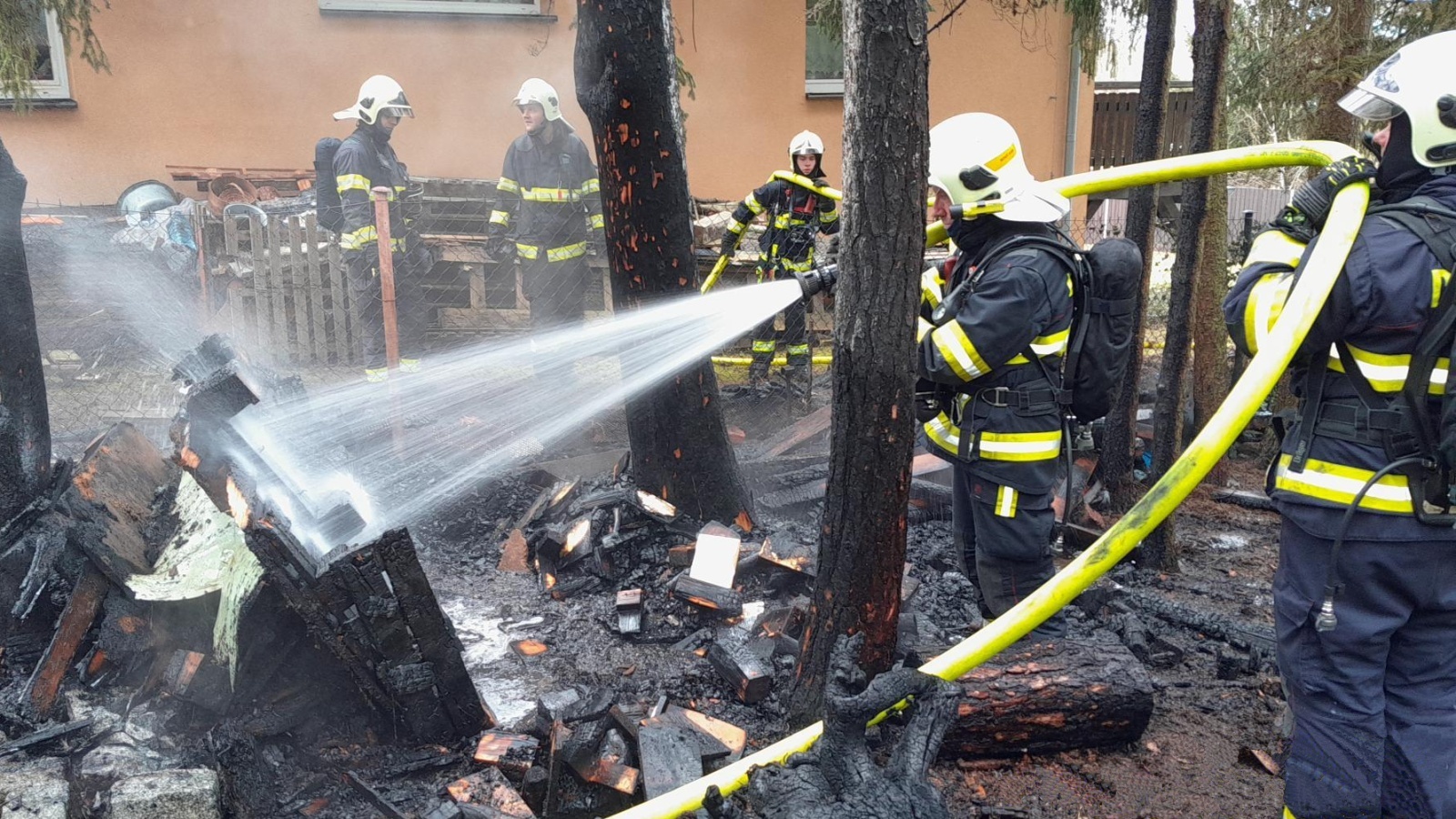 260125-Požár menší dřevěné kůlny na zahradě domu v rekreační oblasti obce Malá Hraštice na Dobříšsku.jpg