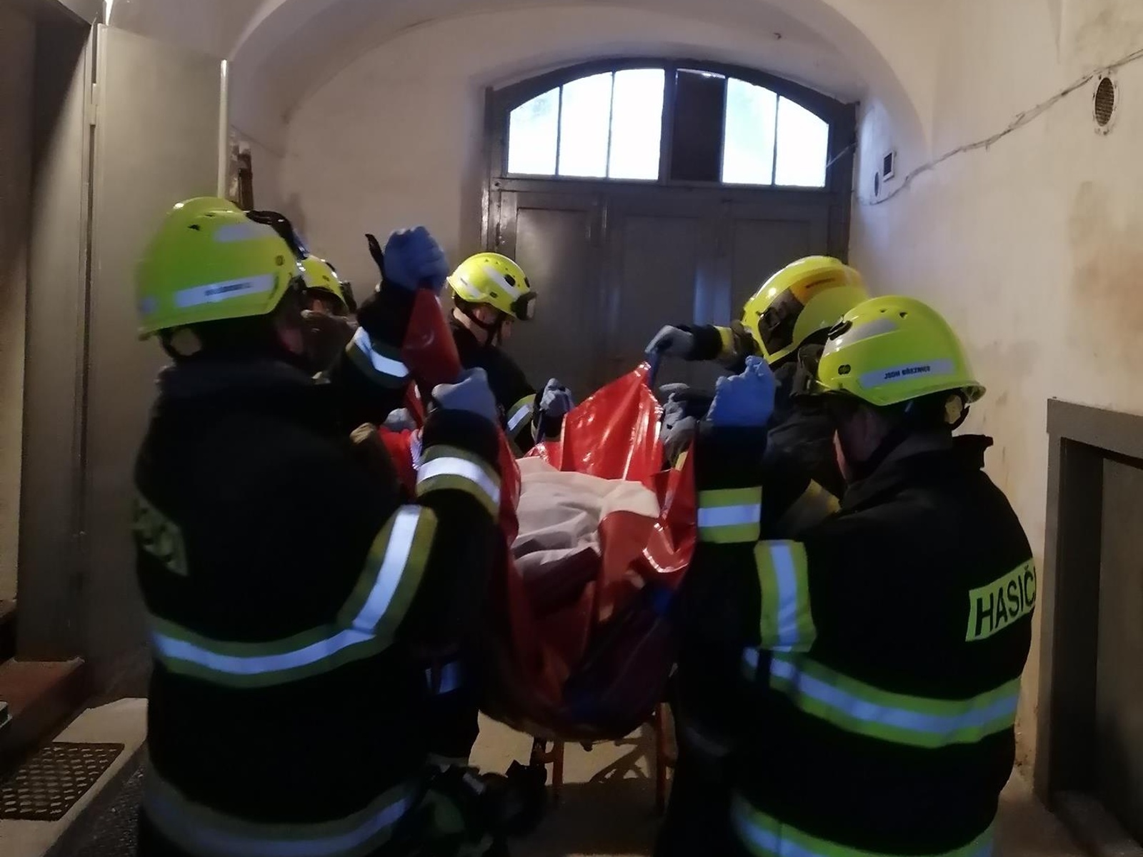 110225-Pomoc zdravotníkům se snesením obézního pacienta do sanitního vozu v Březnici na Příbramsku.jpg