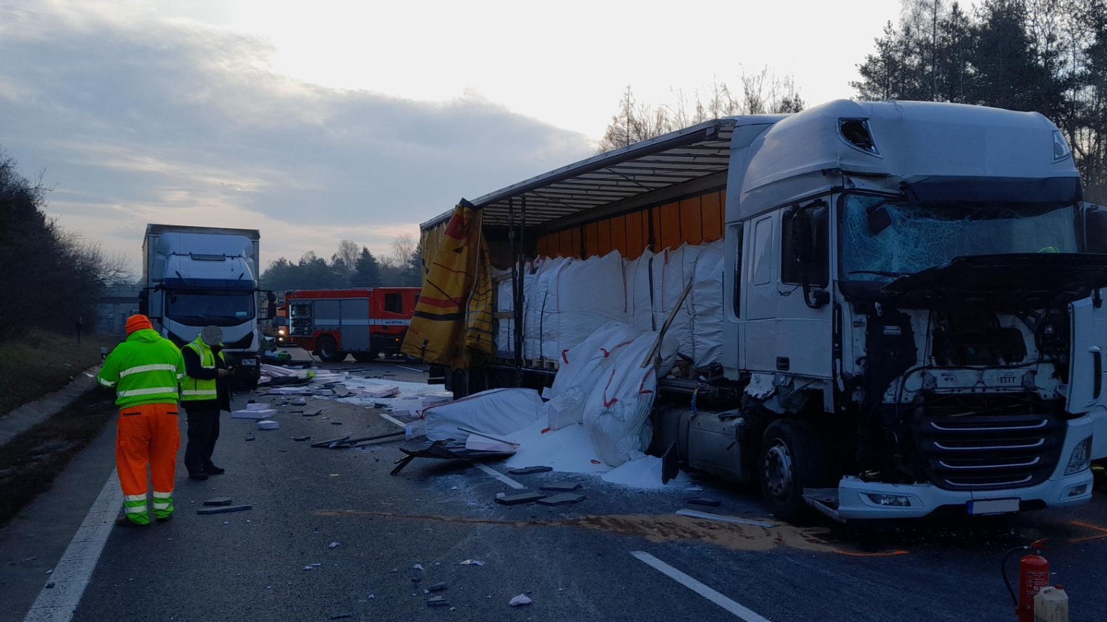 100325-Dopravní nehoda dvou kamionů na 13. kilometru dálnice D5 před Berounem ve směru z Prahy do Rozvadova.jpg