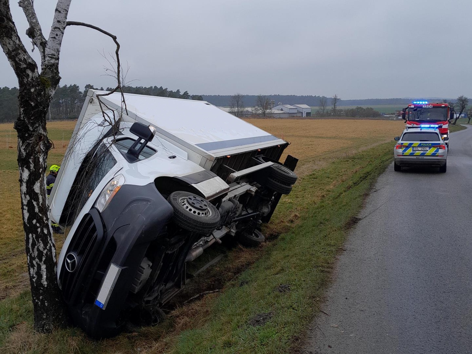 140325-Havárie malého dodávkového vozidla u obce Čistá ve směru k Bitouchovu na Mladoboleslavsku.jpg