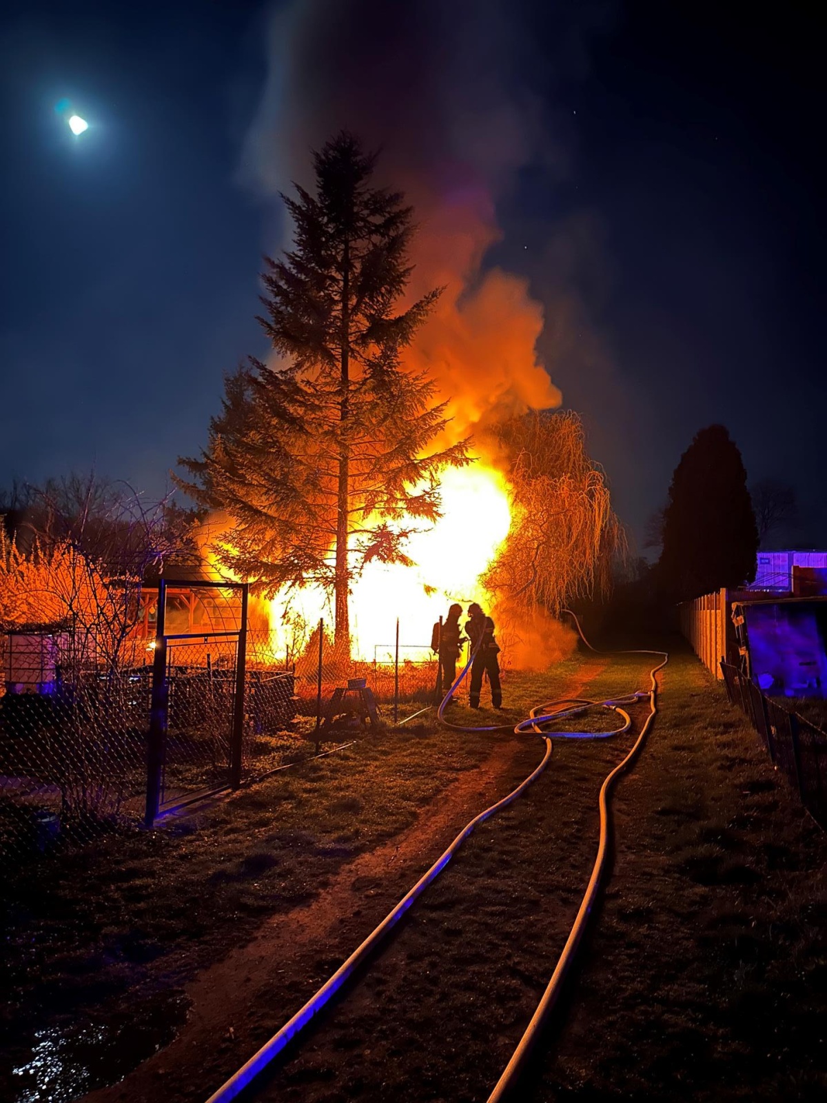 110425-Požár chaty v rekreační oblasti u vlakové stanice Zeměchy nedaleko Kralup nad Vltavou na Mělnicku.jpg