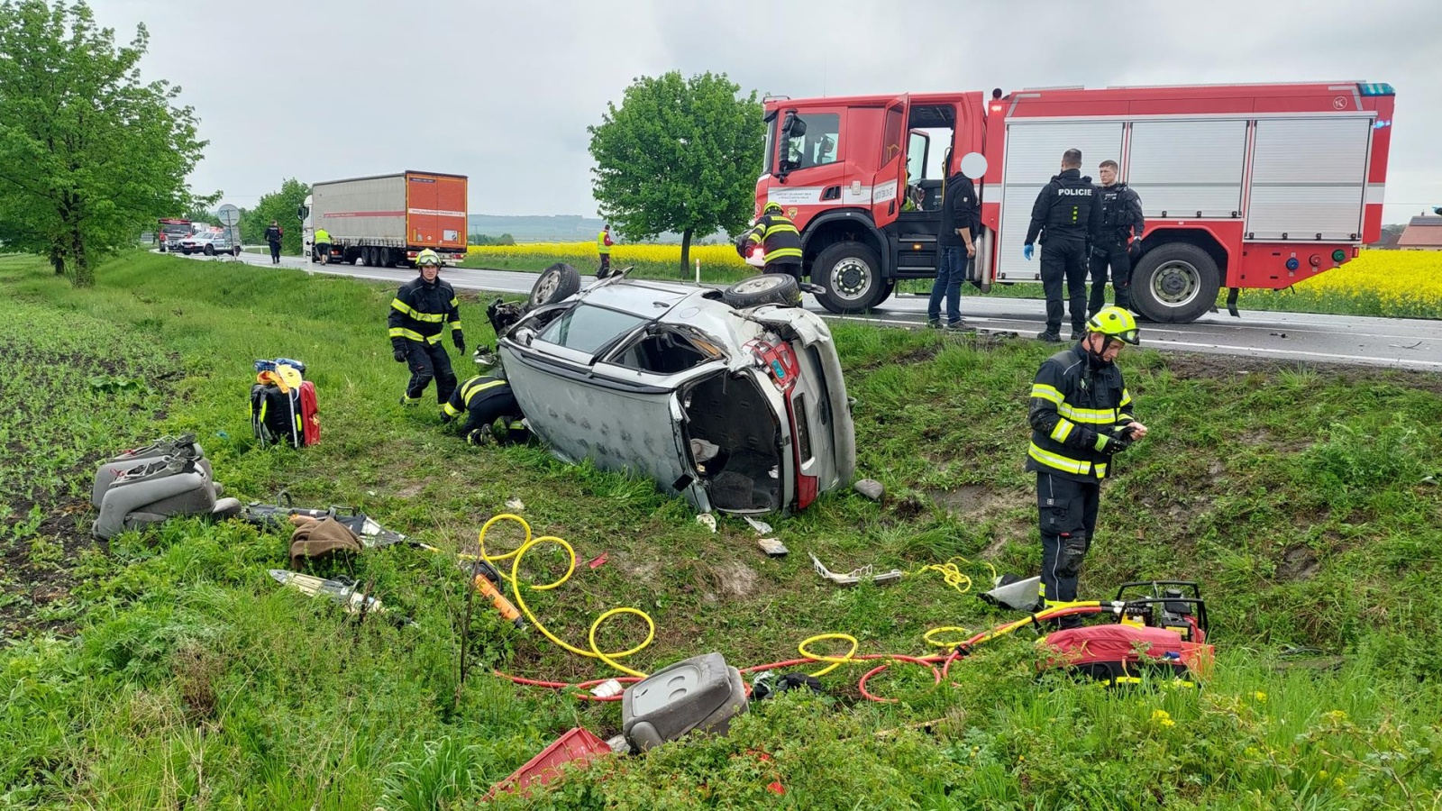 250425-Vážná nehoda kamionu a osobního vozidla na silnici č. 328 u odbočky do Jastřabí Lhoty na Kolínsku.jpg