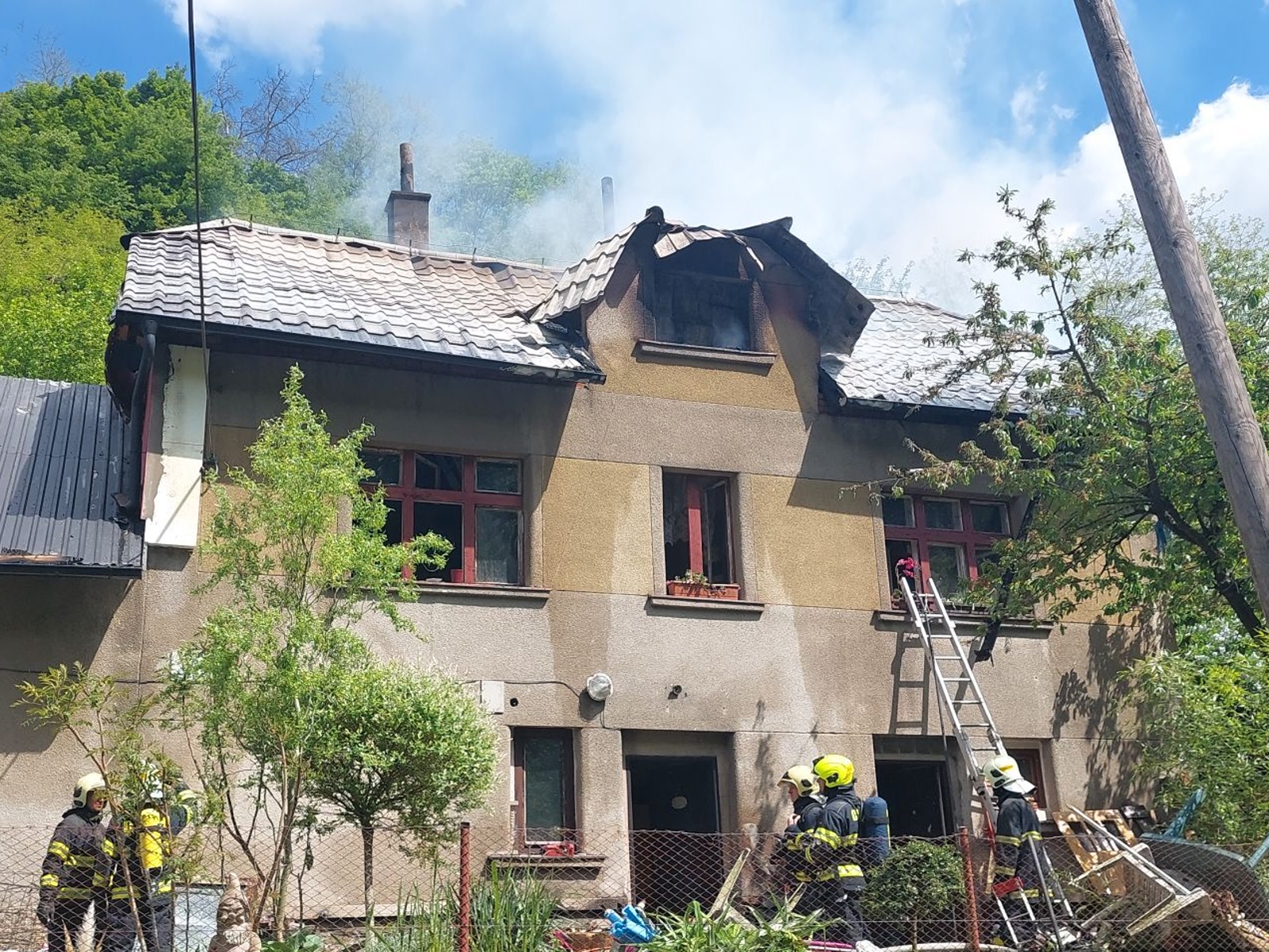090525-Požár střechy a půdního prostoru rozšířený do prvního patra rodinného domu v Jílovém u Prahy.jpg