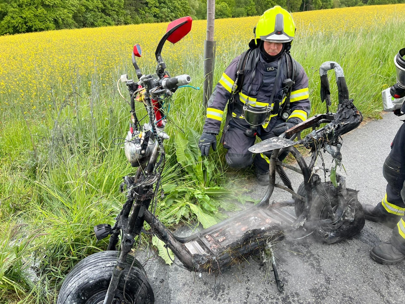 180525-Požár elektrické koloběžky na cyklostezce mezi obcemi Všestary a Stránčice v okrese Praha-východ.jpg