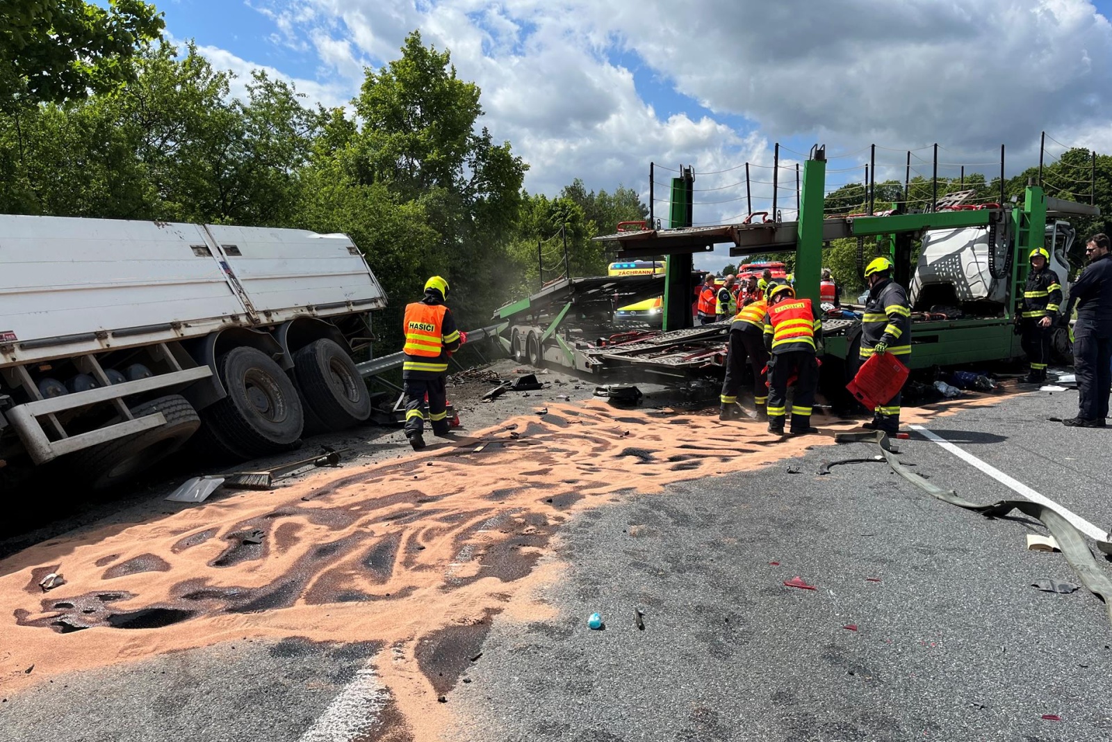 230525-Vážná dopravní nehoda dvou nákladních a čtyř osobních vozidel za 20. kilometrem dánice D10 u obce Tuřice ve směru z Prahy do Turnova.jpg
