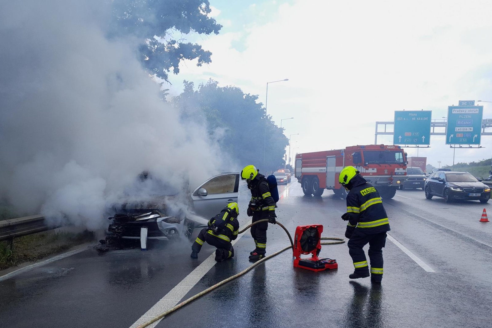 260525-Požár osobního vozidla na dálnici D1 za exitem Modletice na 12. kilometru ve směru z Prahy do Brna.jpg