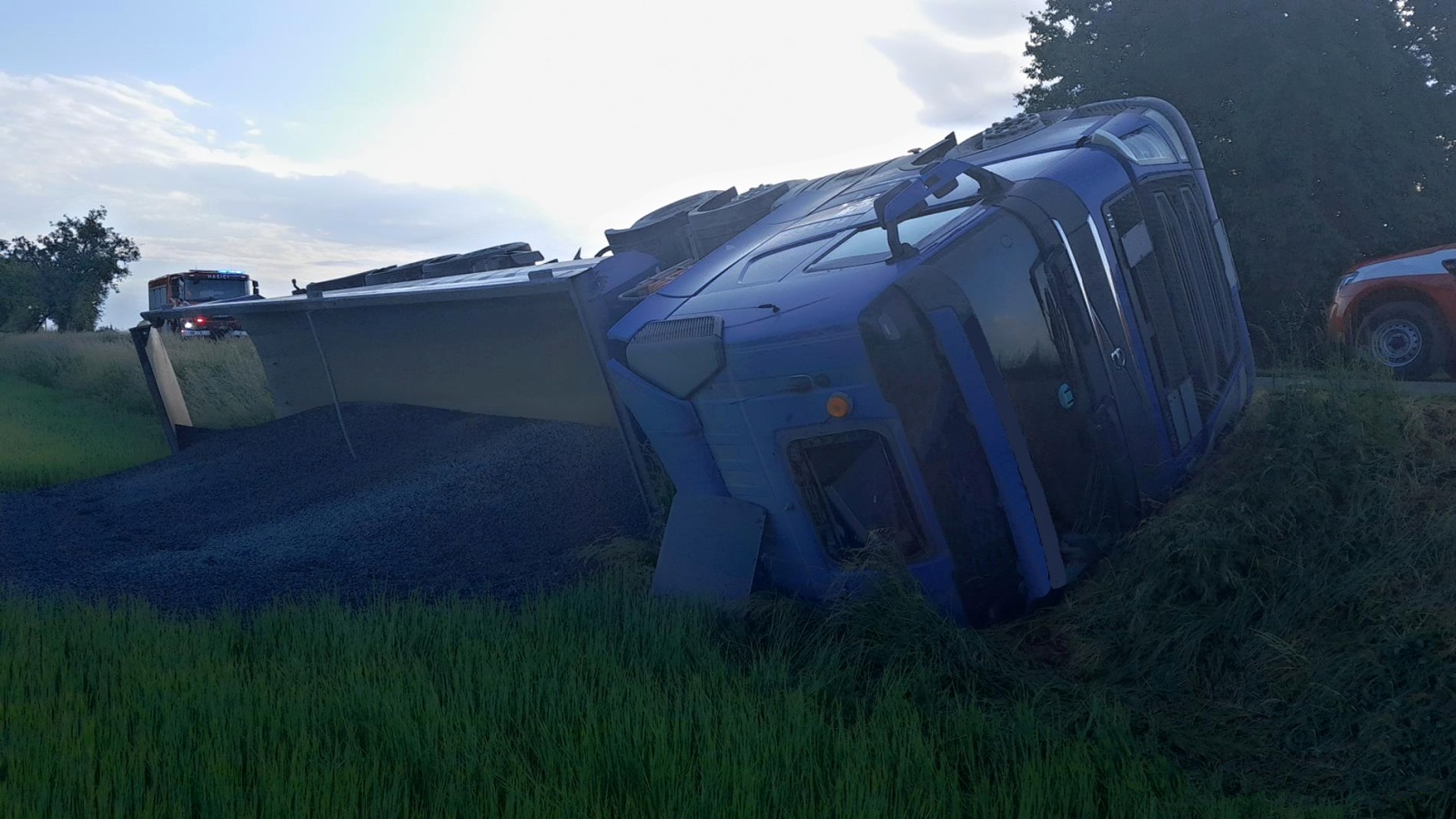 270525-Havárie nákladního automobilu s převáženým štěrkem na silnici za obcí Mančice směrem do Bečvar na Kolínsku.jpg
