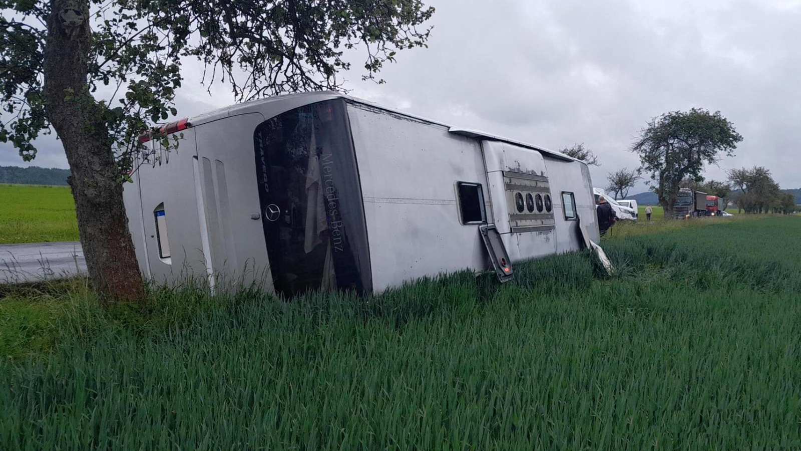 280525-Havárie autobusu na silnici č. 335 mezi Sázavou a Uhlířskými Janovicemi poblíž odbočky do  do Čekanova.jpg