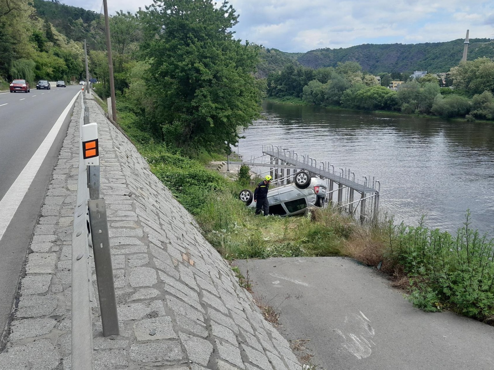 300525-Jedno ze tří havarovaných vozidel po střetu na silnici č. 102 u přehrady ve Vraném nad Vltavou v okrese Praha-západ.jpg