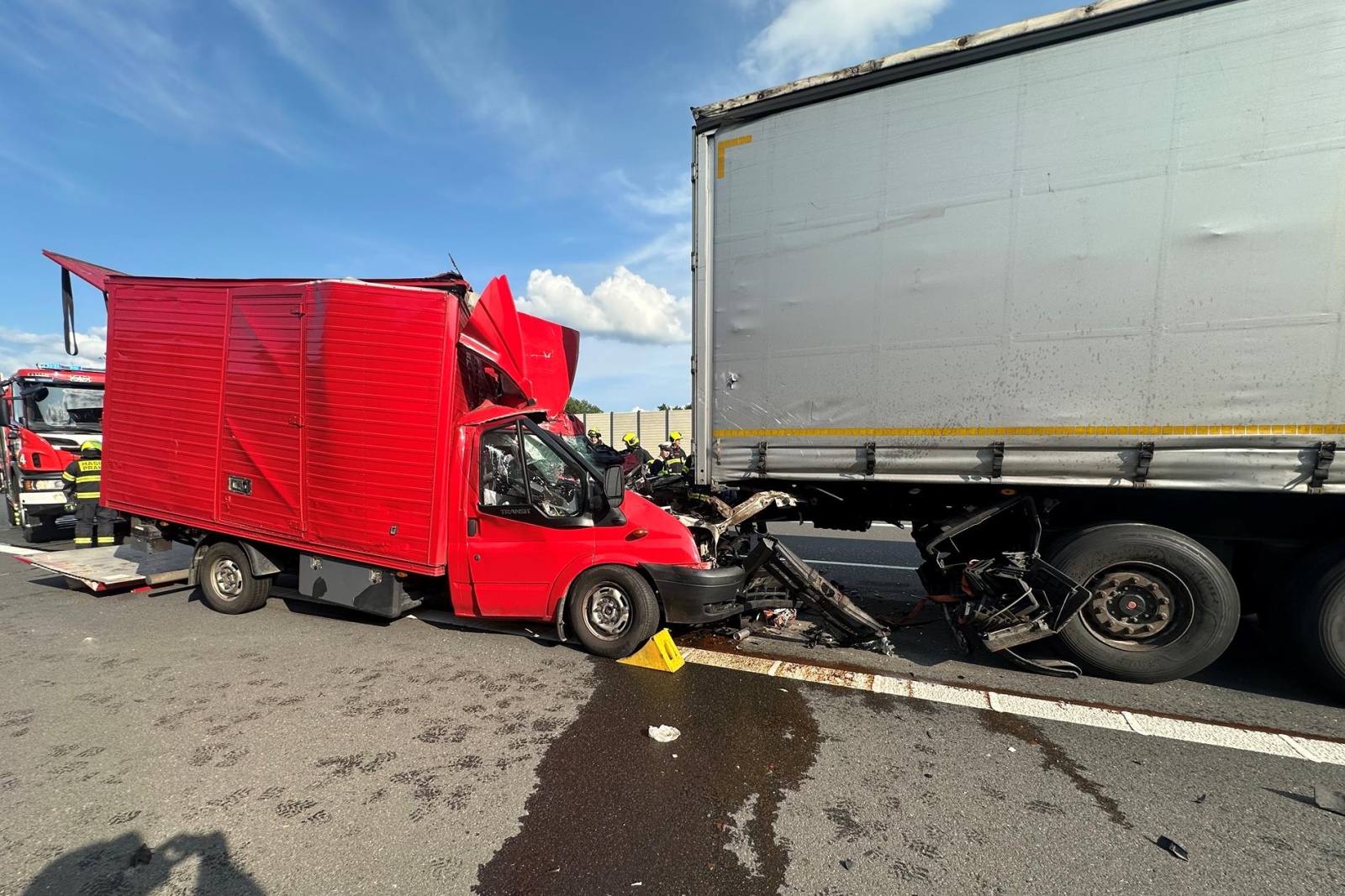 030625-Vážná nehoda dodávkového automobilu a kamionu za nájezdem na Pražský okruh u Modletic ve směru od brněnské dálnice k Ruzyni.jpg