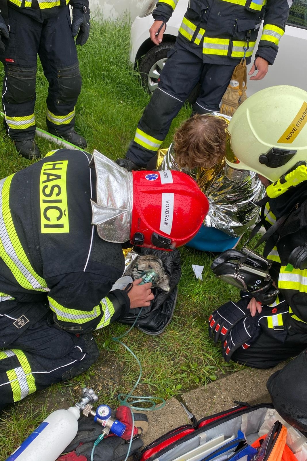080625-Záchrana psa kyslíkovou terapií po vynesení z hořící kuchyně rodinného domu v Novém Strašecí na Rakovnicku.jpg
