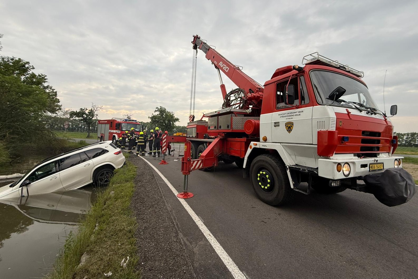 100625-Vyprošťování havarovaného vozidla ze Štítarského potoka za výjezdem z Městce Králové do Nového Bydžova.jpg