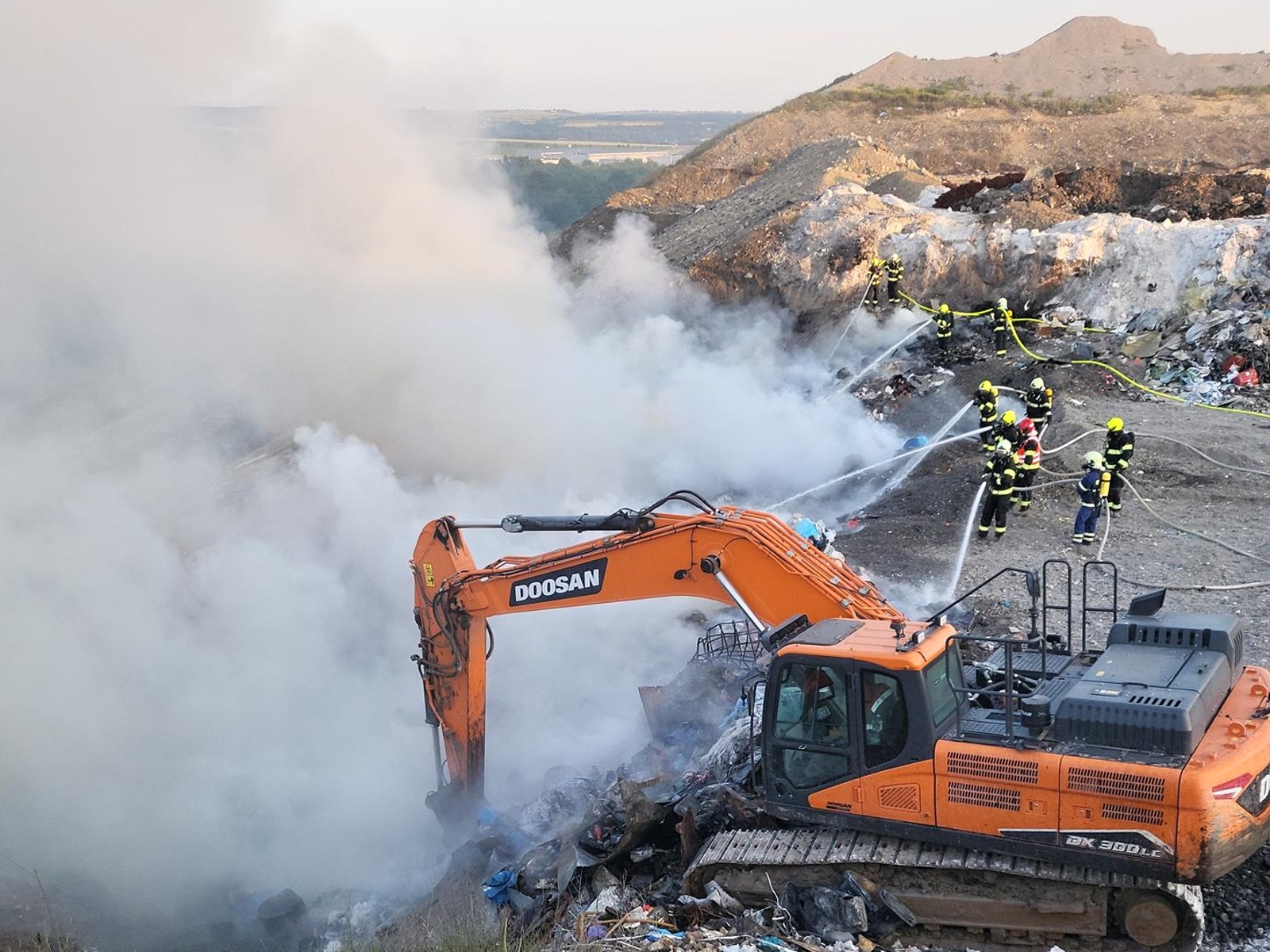 130625-Rozsáhlý požár skládky komunálního odpadu nedaleko Benátek nad Jizerou na Mladoboleslavsku.jpg