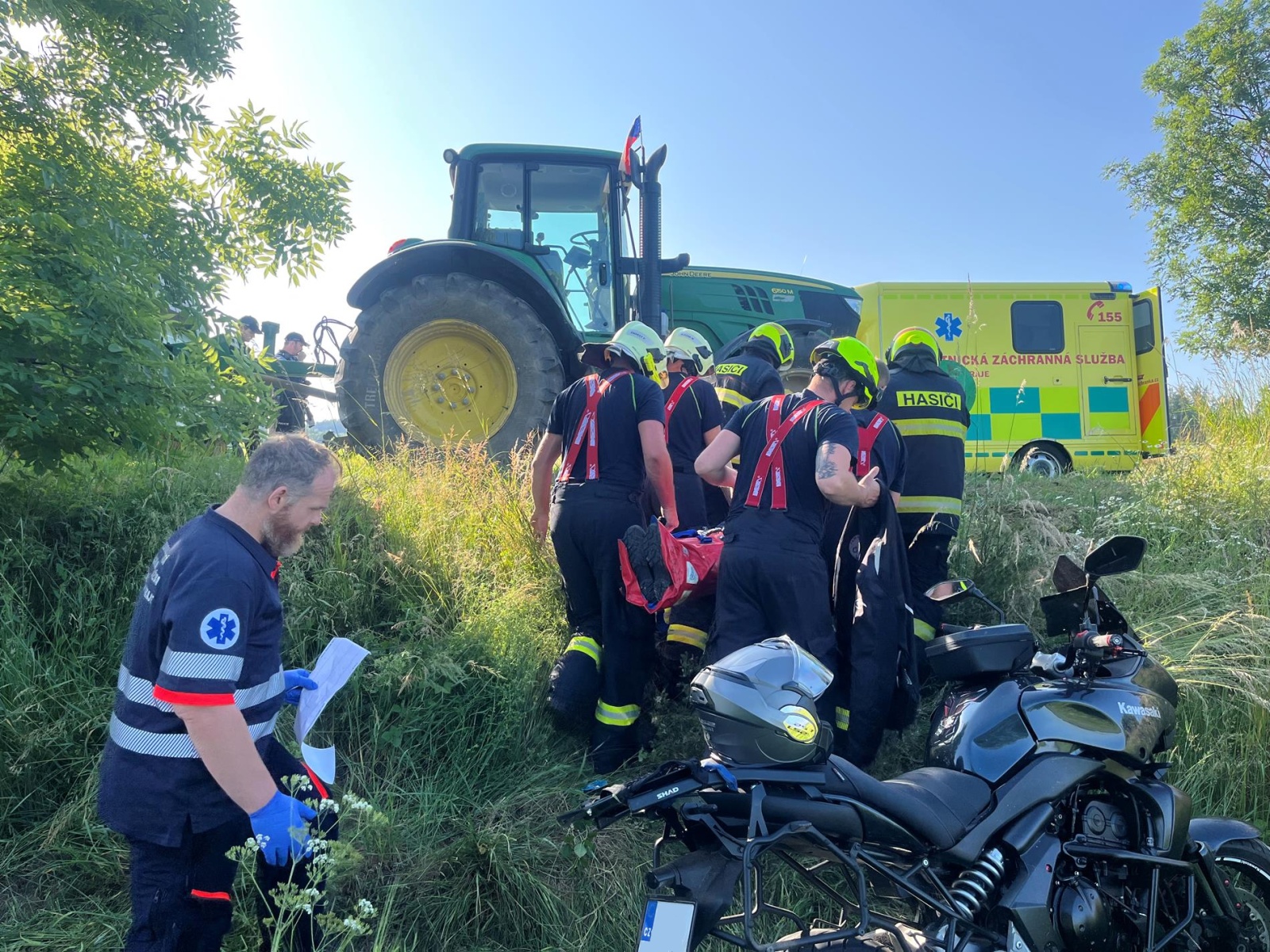 140625-Transport zraněného motocyklisty po střetu s traktorem za Jiřeticemi ve směru k Chlístovu na Benešovsku.jpg