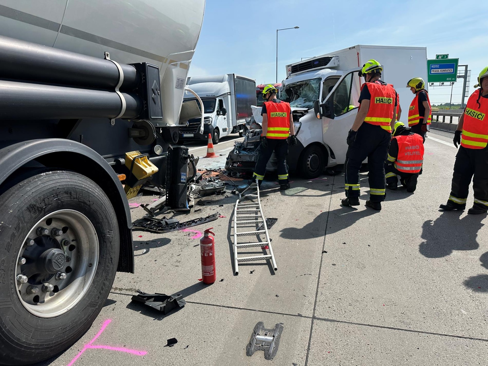 180625-Dopravní nehoda cisterny a dodávkového vozidla na kilometru 4,5 Pražského okruhu D0 u obce Hodkovice směrem k letišti.jpg
