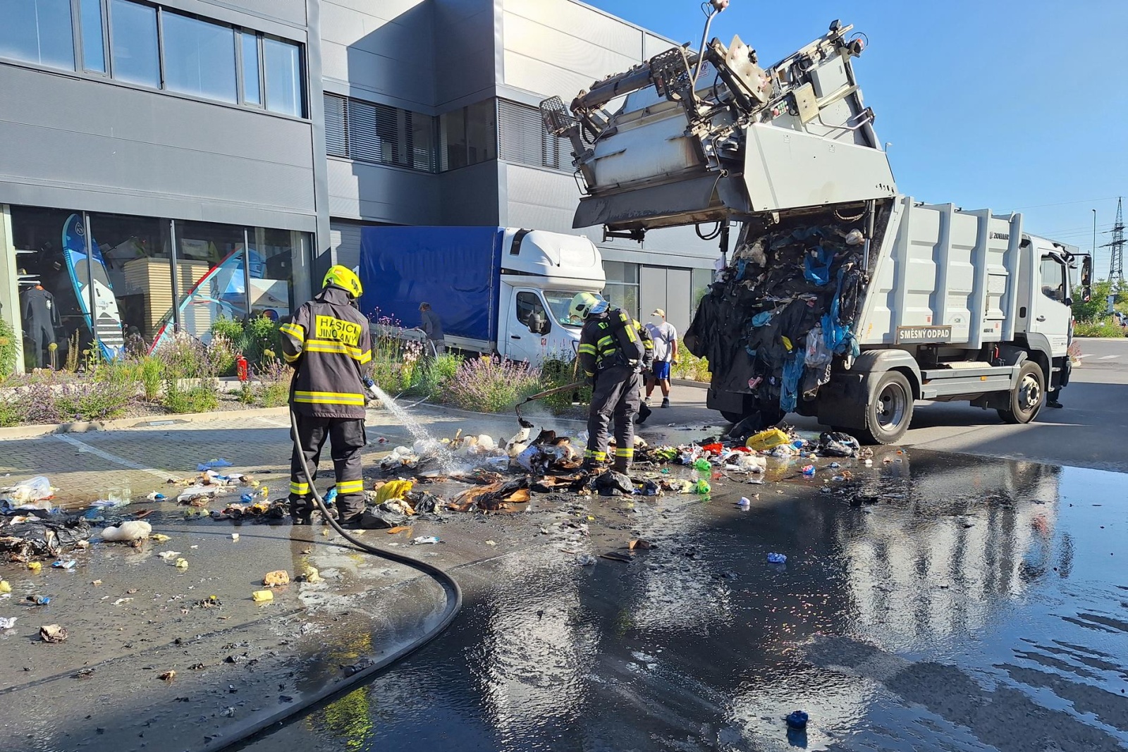 200625-Likvidace požáru obsahu popelářského vozu v průmyslové zóně obce Jinočany v okrese Praha-západ.jpg