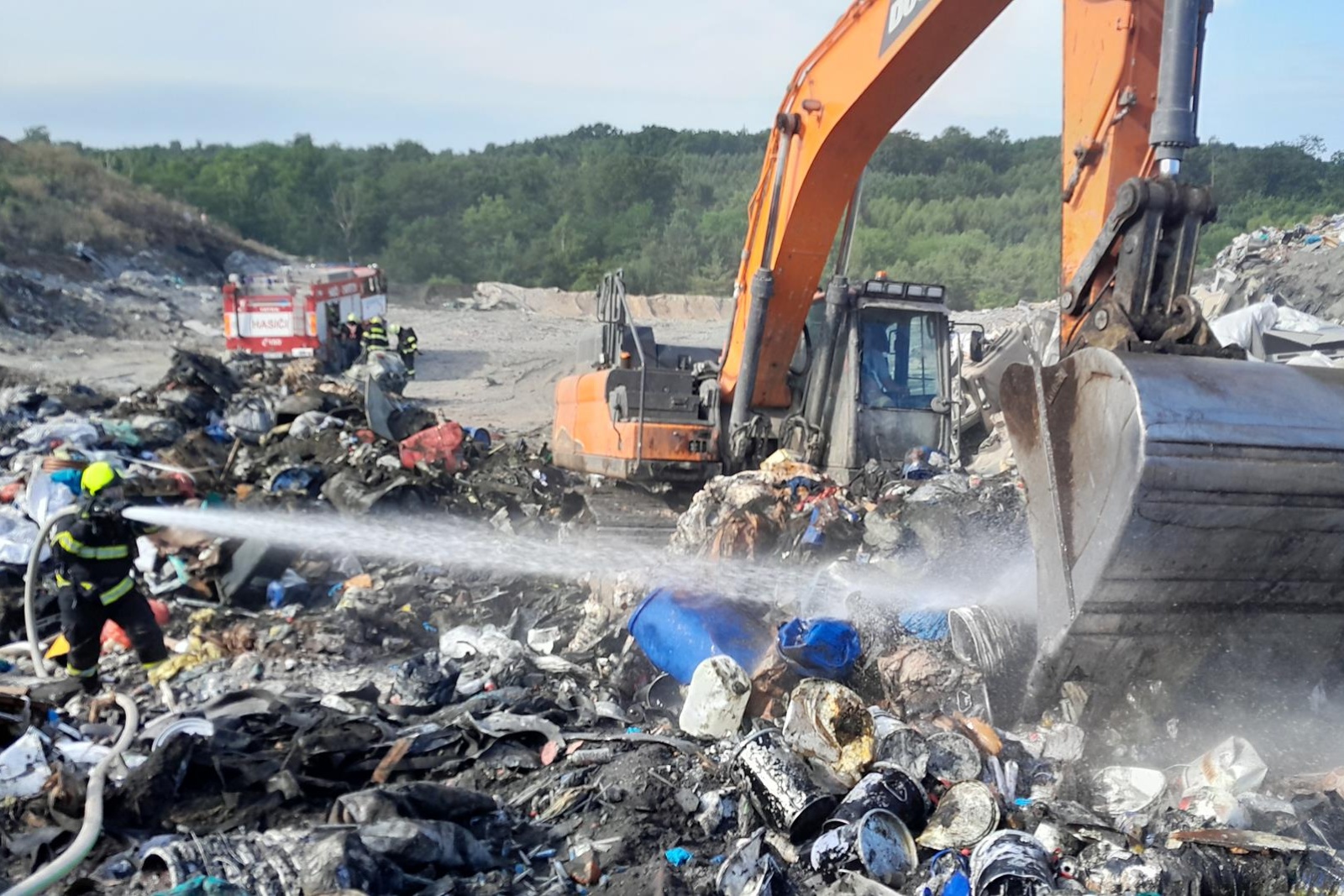 040725-Dohašování požáru skládky komunálního odpadu nedaleko Benátek nad Jizerou na Mladoboleslavsku.jpg