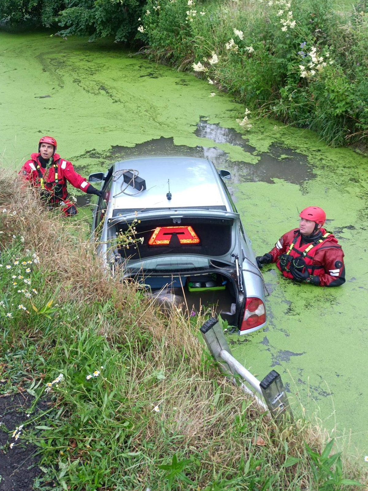080725-Vyprošťování osobního vozidla ze Štítarského potoka za výjezdem z Městce Králové do Nového Bydžova.jpg