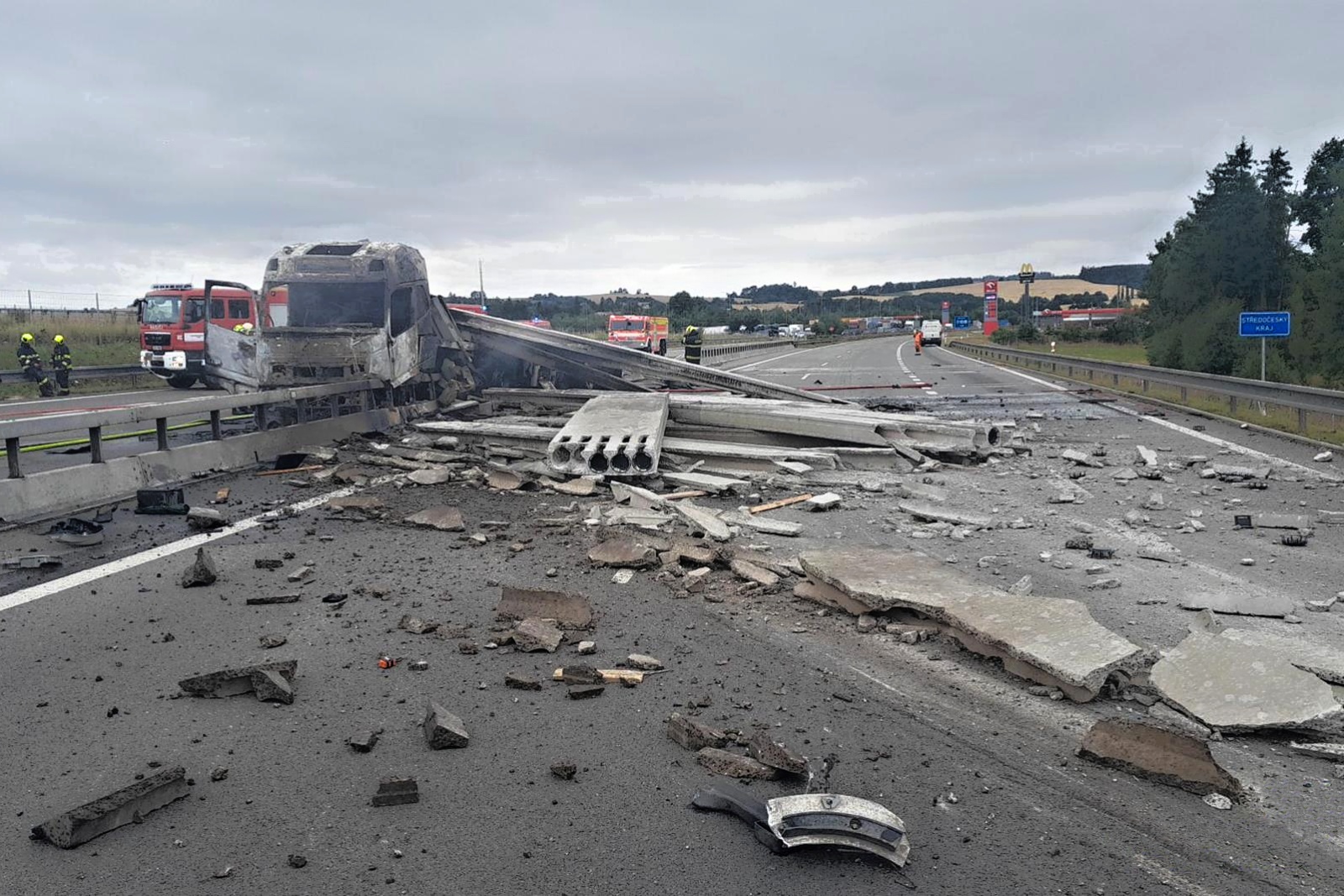 090725-Havárie a následný požár nákladního auta převážejícího panely na dálnici D3 v místě hranice s Jihočeským krajem.jpg