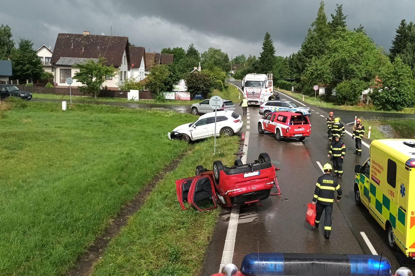 170725-Dopravní nehoda dvou osobních vozidel na silnici č. 19 v Rožmitálu pod Třemšínem na Příbramsku.jpg
