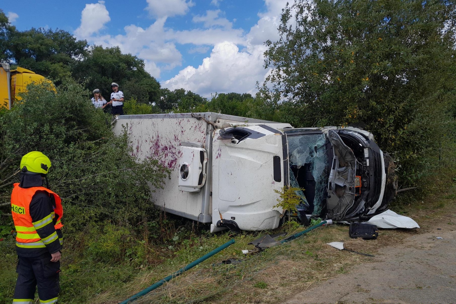 310725-Havárie dodávkového vozidla na Pražském okruhu kousek před Modleticemi ve směru k brněnské dálnici.jpg