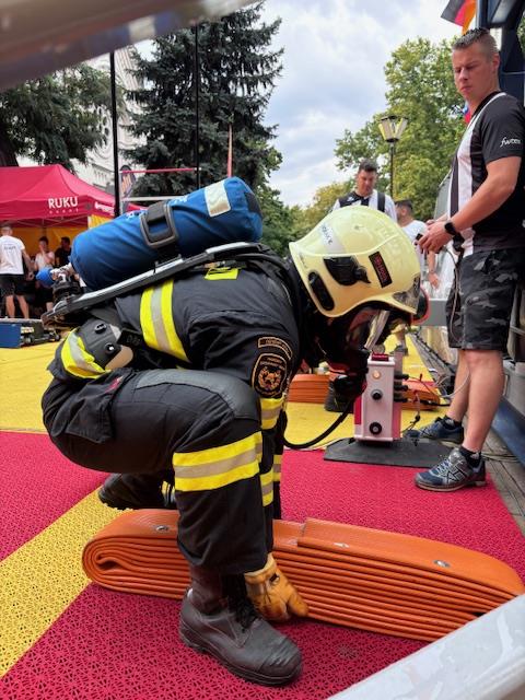 Naši hasiči reprezentují Českou republiku na Mistrovství Evropy ve FireFit Challenge v maďarském Szolnoku.