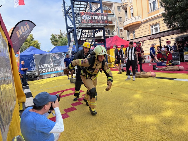 Naši hasiči reprezentují Českou republiku na Mistrovství Evropy ve FireFit Challenge v maďarském Szolnoku.