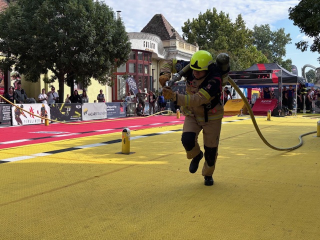 Naši hasiči reprezentují Českou republiku na Mistrovství Evropy ve FireFit Challenge v maďarském Szolnoku.
