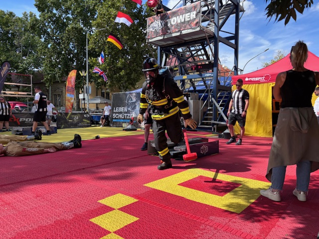 Naši hasiči reprezentují Českou republiku na Mistrovství Evropy ve FireFit Challenge v maďarském Szolnoku.