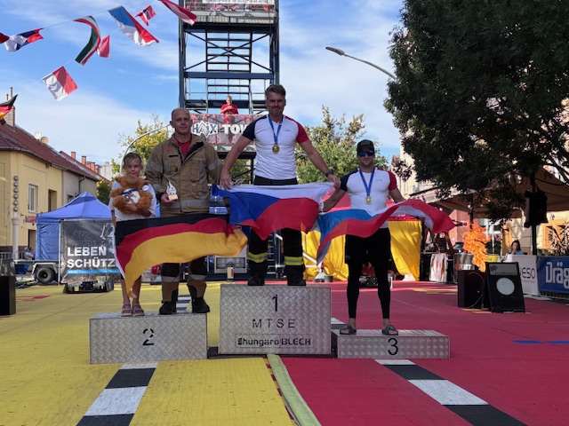 Naši hasiči reprezentují Českou republiku na Mistrovství Evropy ve FireFit Challenge v maďarském Szolnoku.