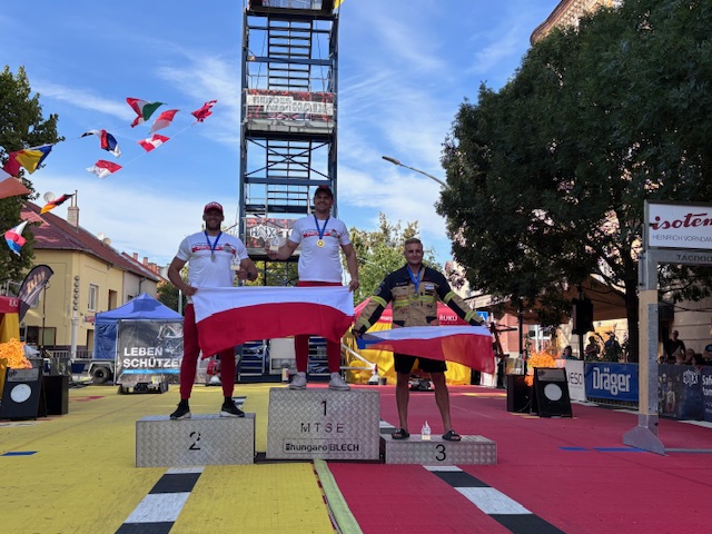 Naši hasiči reprezentují Českou republiku na Mistrovství Evropy ve FireFit Challenge v maďarském Szolnoku.