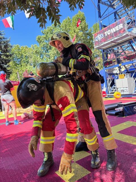 Naši hasiči reprezentují Českou republiku na Mistrovství Evropy ve FireFit Challenge v maďarském Szolnoku.