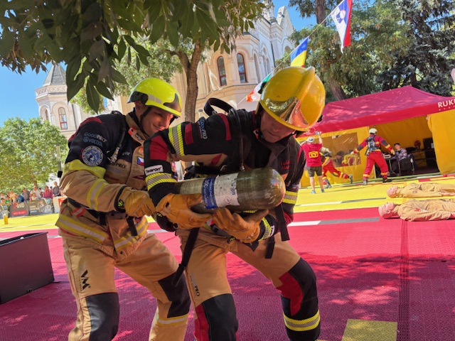 Naši hasiči reprezentují Českou republiku na Mistrovství Evropy ve FireFit Challenge v maďarském Szolnoku.
