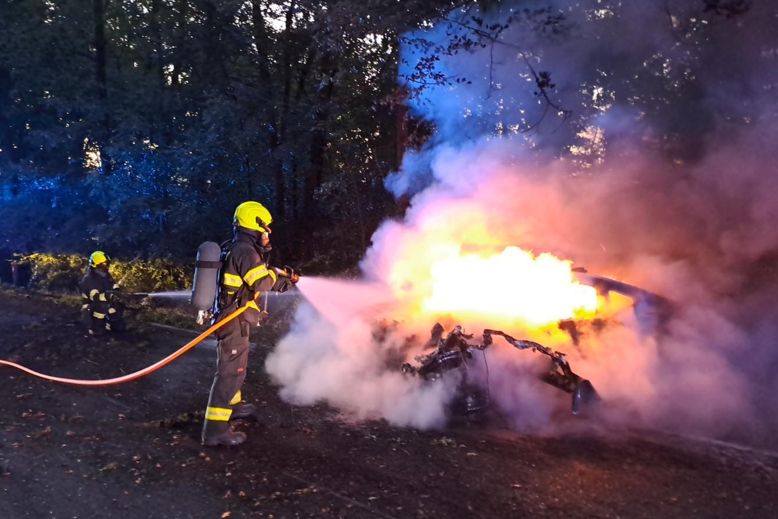 040825-Požár osobního vozidla na silnici mezi Novým Knínem a Mokrovraty u Nebeského rybníka na Příbramsku.jpg