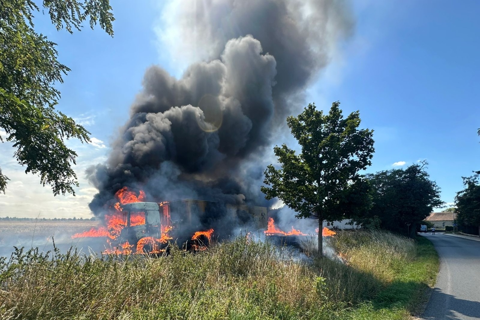 180825-Požár nákladní soupravy na přepravu obilí při sklizni u obce Čestlice v okrese Praha-východ.jpg