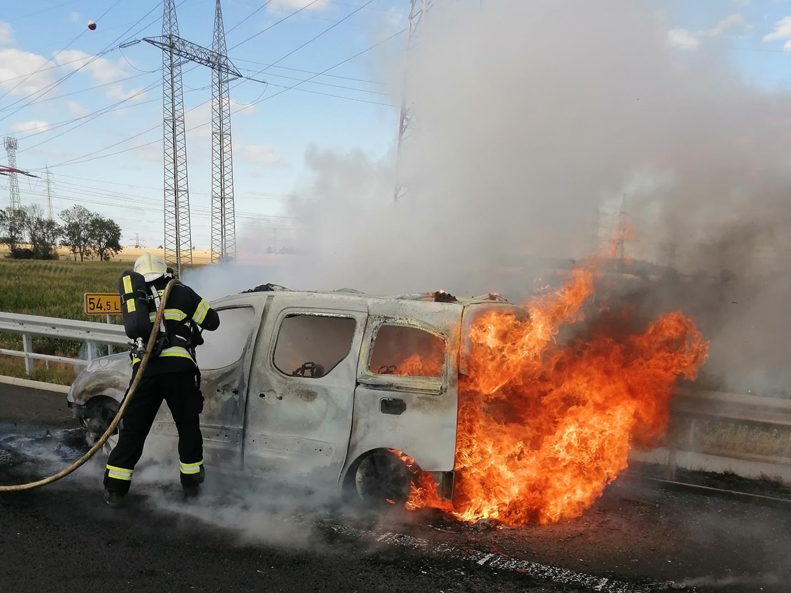 220825-Požár osobního vozidla na strakonické dálnici D4 před exitem Těchařovice ve směru do Prahy.jpg
