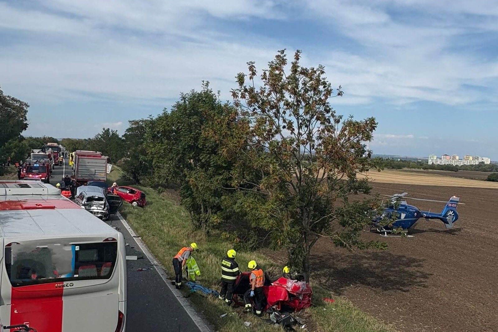 090925-Hromadná nehoda autobusu a pěti osobních vozidel na silnici č. 9 mezi Kojeticemi a Neratovicemi na Mělnicku.jpg