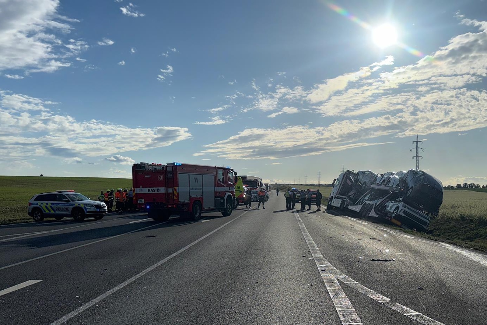 120925-Vážná nehoda nákladní soupravy a osobního automobilu na silnici č. 16 u Luníkova nedaleko Slaného.jpg