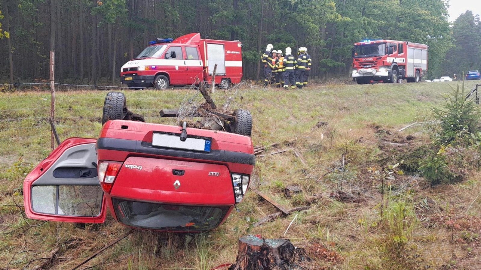 140925-Převrácené osobní vozidlo na silnici č. 27 na hranici s Plzeňským krajem u Podbořánek na Rakovnicku.jpg