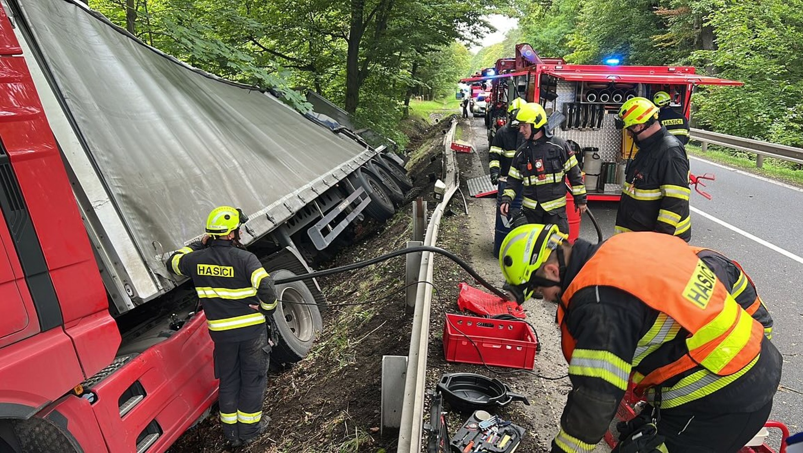 150925-Přečerpávání nafty po nehodě nákladní soupravy na silnici č. 2 u Kostelce nad Černými lesy v okrese Praha-východ.jpg