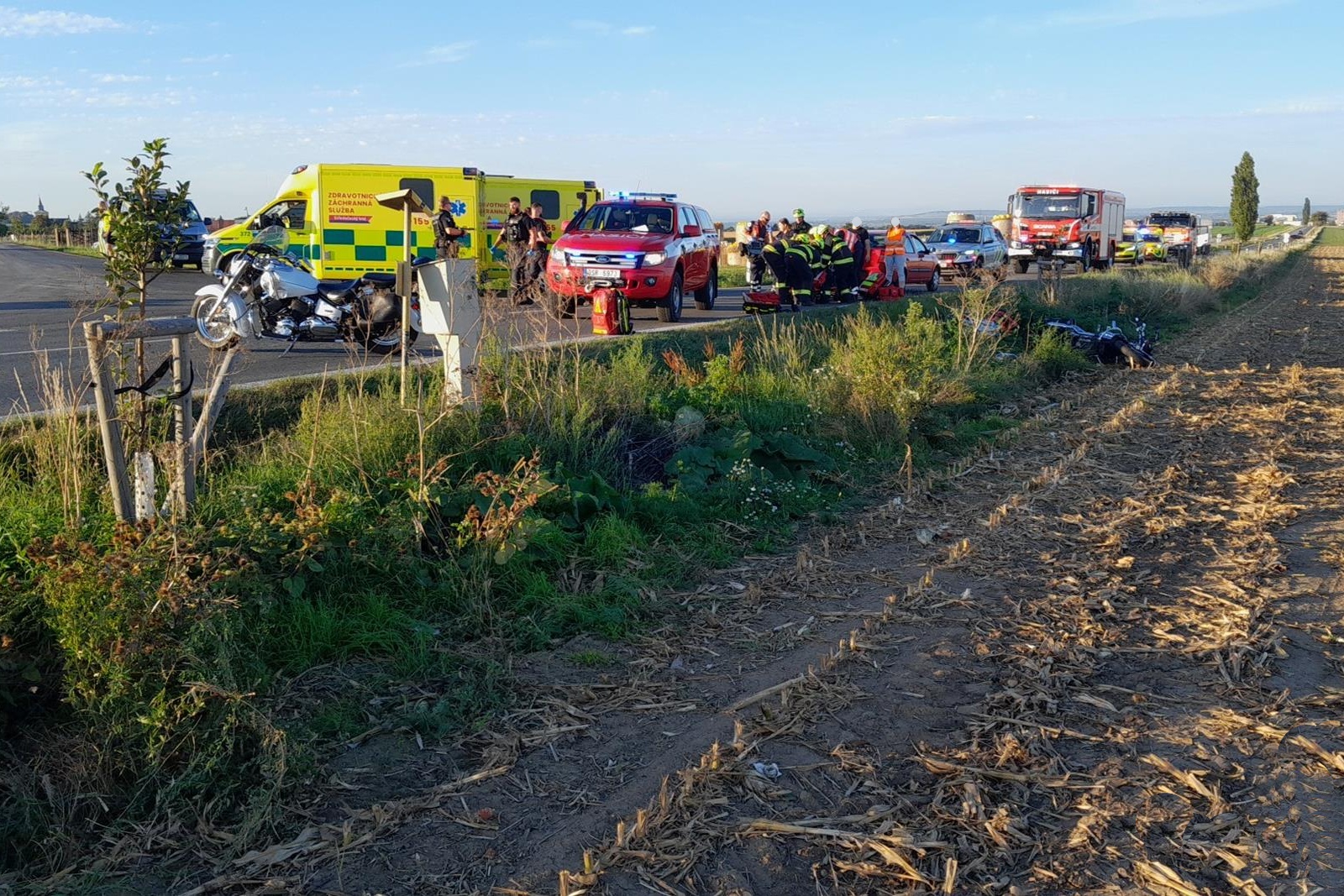 200925-Dopravní nehoda dvou motocyklů a osobního auta na silnici č. 125 poblíž kolínského letiště.jpg