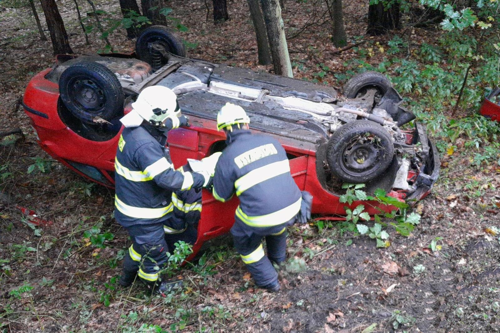 250925-Dopravní nehoda osobního vozidla na silnici č. 227 v lesním úseku mezi Kněževsí a Rakovníkem.jpg