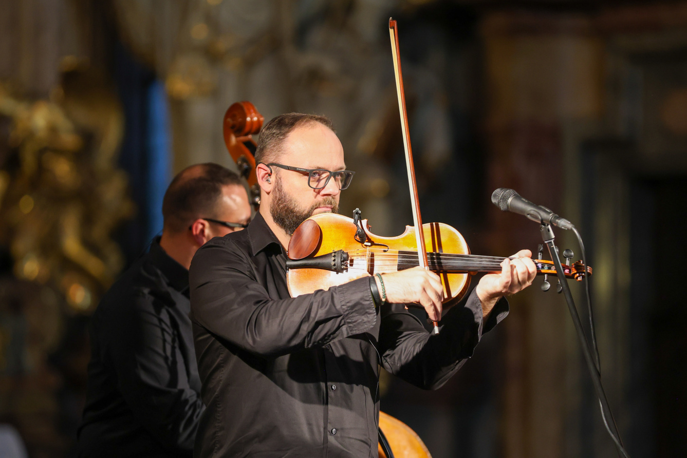 Hosté Podzimního hasičského koncertu si užívají hudební zážitek se souborem Hradišťan a Jiřím Pavlicou
