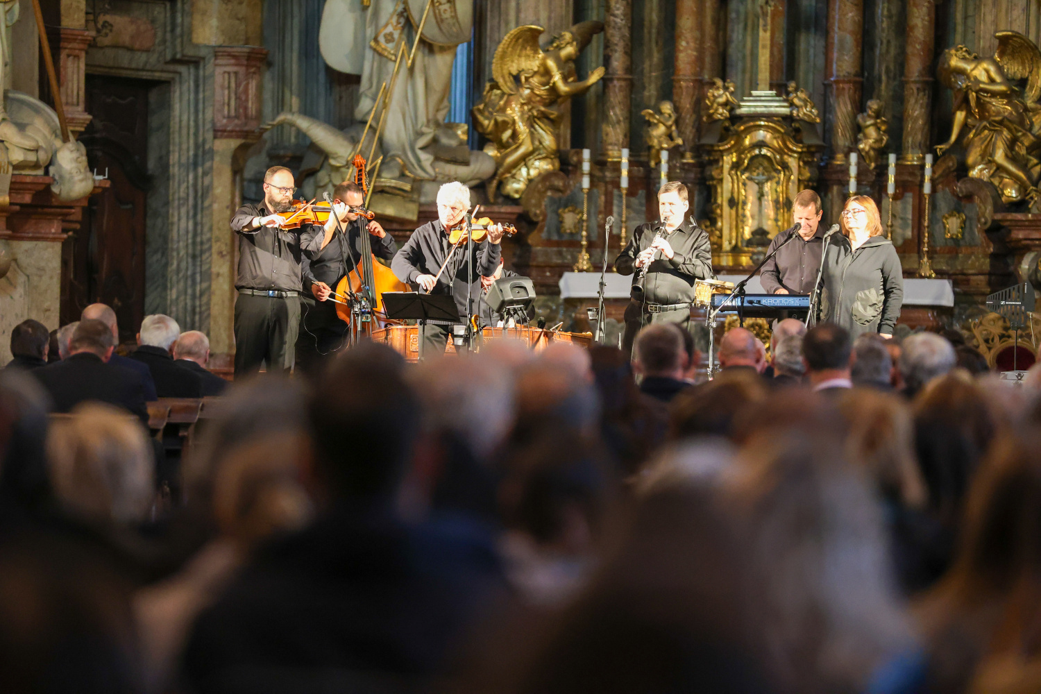 Hosté Podzimního hasičského koncertu si užívají hudební zážitek se souborem Hradišťan a Jiřím Pavlicou
